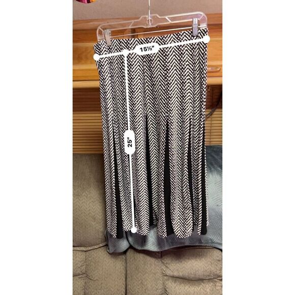 Roz & Ali Black and White Chevron Print Skirt - Size Medium - Picture 4 of 4